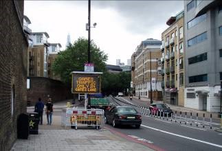 Calle de Londres con una cámara de CCTV instalada por arriba de un Cartel de Mensajes Variables (VMS) en ocasión de los Juegos Olímpicos (derechos de autor de ITS United Kingdom)